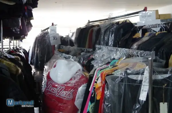 300 CHAQUETAS DE INVIERNO DE MARCAS CONOCIDAS (PRODUCTOS DE MARCA)  82% DEL PVP  PRODUCTOS 1A