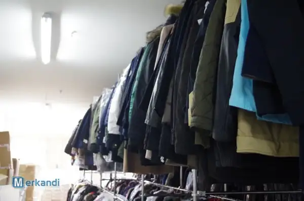 300 CHAQUETAS DE INVIERNO DE MARCAS CONOCIDAS (PRODUCTOS DE MARCA)  82% DEL PVP  PRODUCTOS 1A