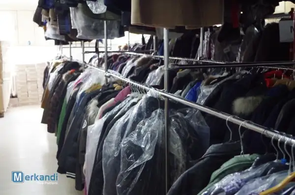 300 CHAQUETAS DE INVIERNO DE MARCAS CONOCIDAS (PRODUCTOS DE MARCA)  82% DEL PVP  PRODUCTOS 1A