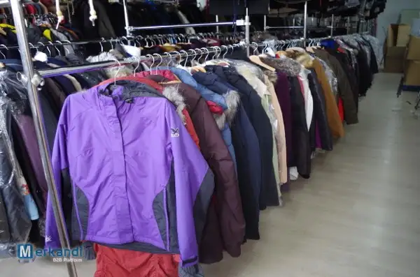 300 CHAQUETAS DE INVIERNO DE MARCAS CONOCIDAS (PRODUCTOS DE MARCA)  82% DEL PVP  PRODUCTOS 1A
