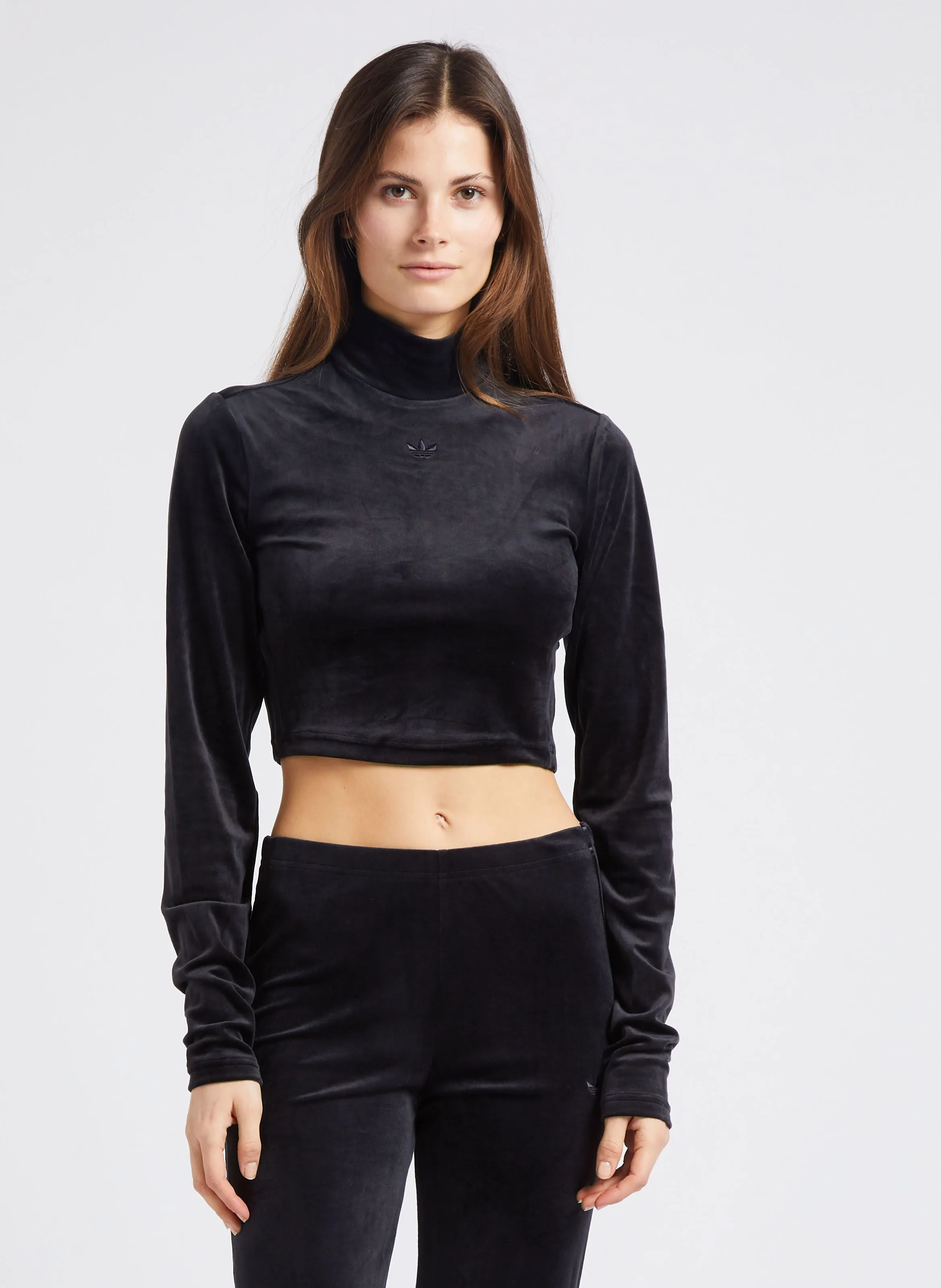 ADIDAS Top corto efecto terciopelo con cuello alto en negro