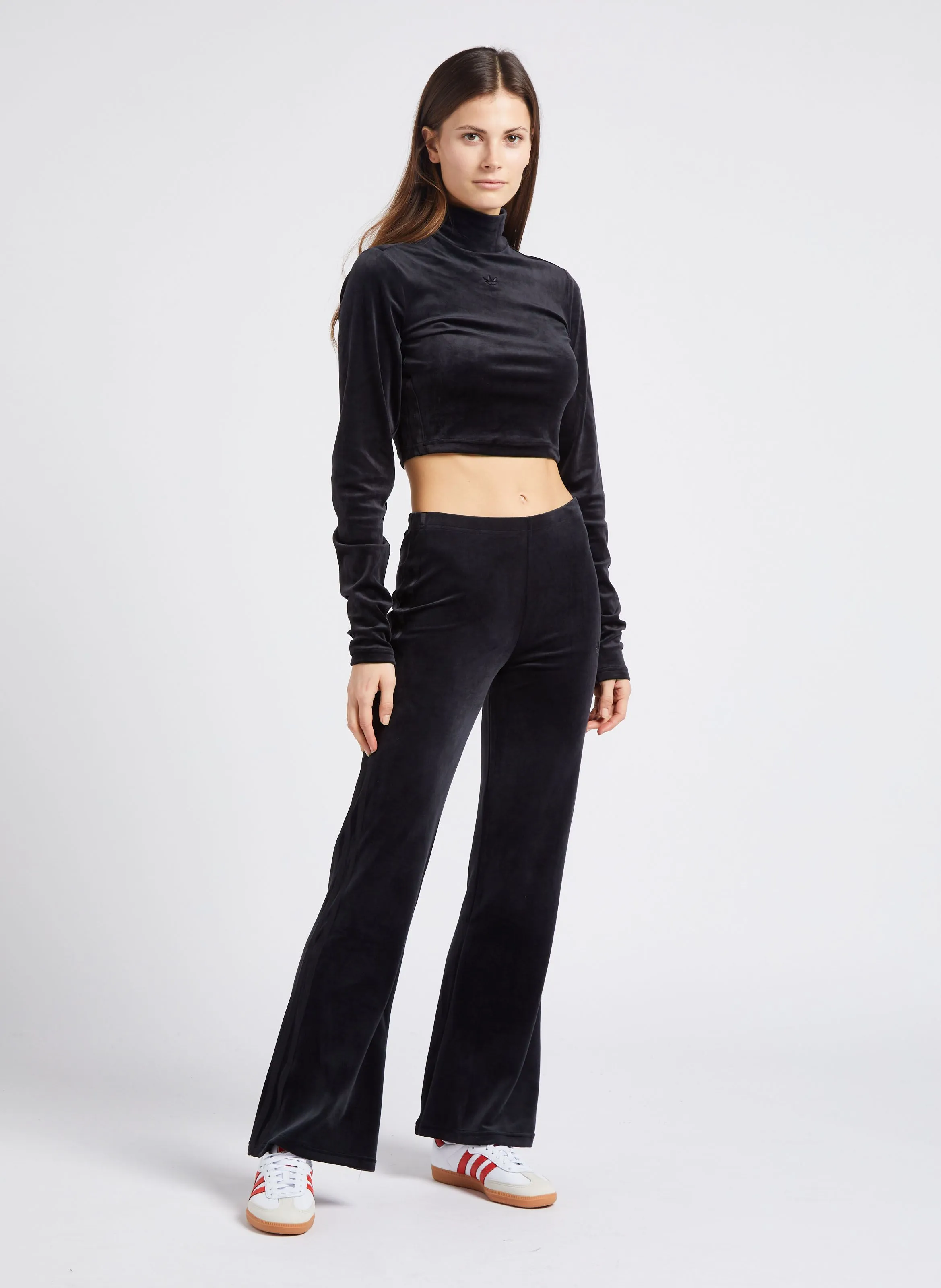 ADIDAS Top corto efecto terciopelo con cuello alto en negro