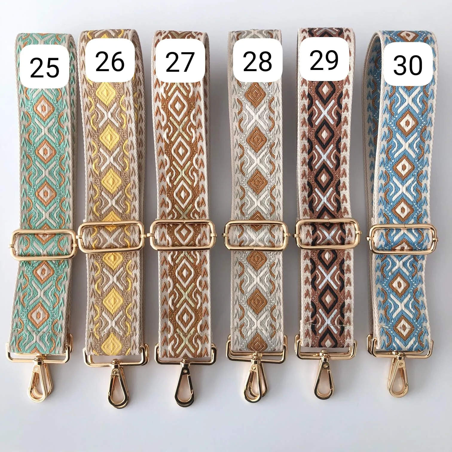 Bandolera piel tachuelas doradas granate iniciales bordadas