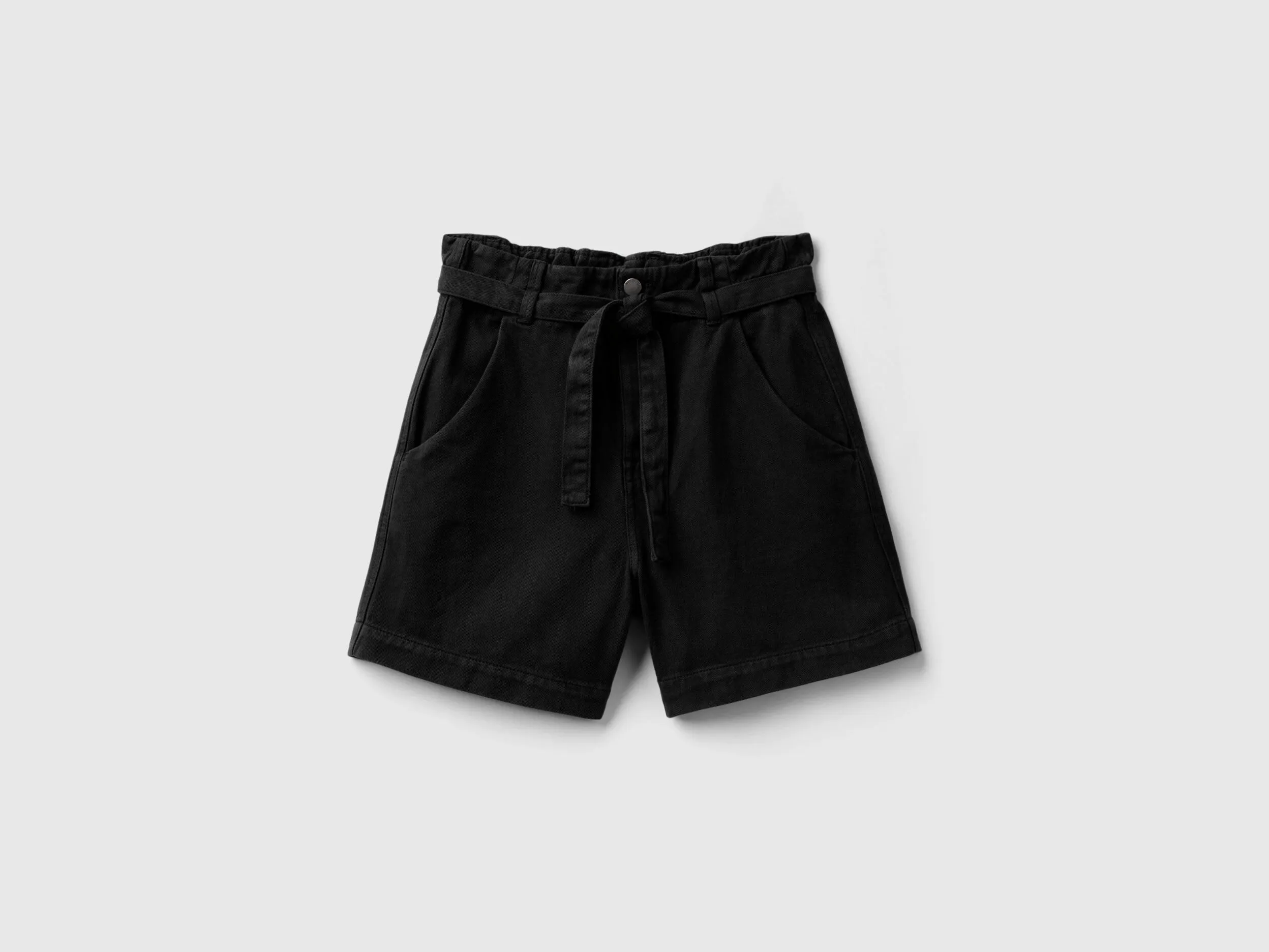 Bermudas con pernera amplia