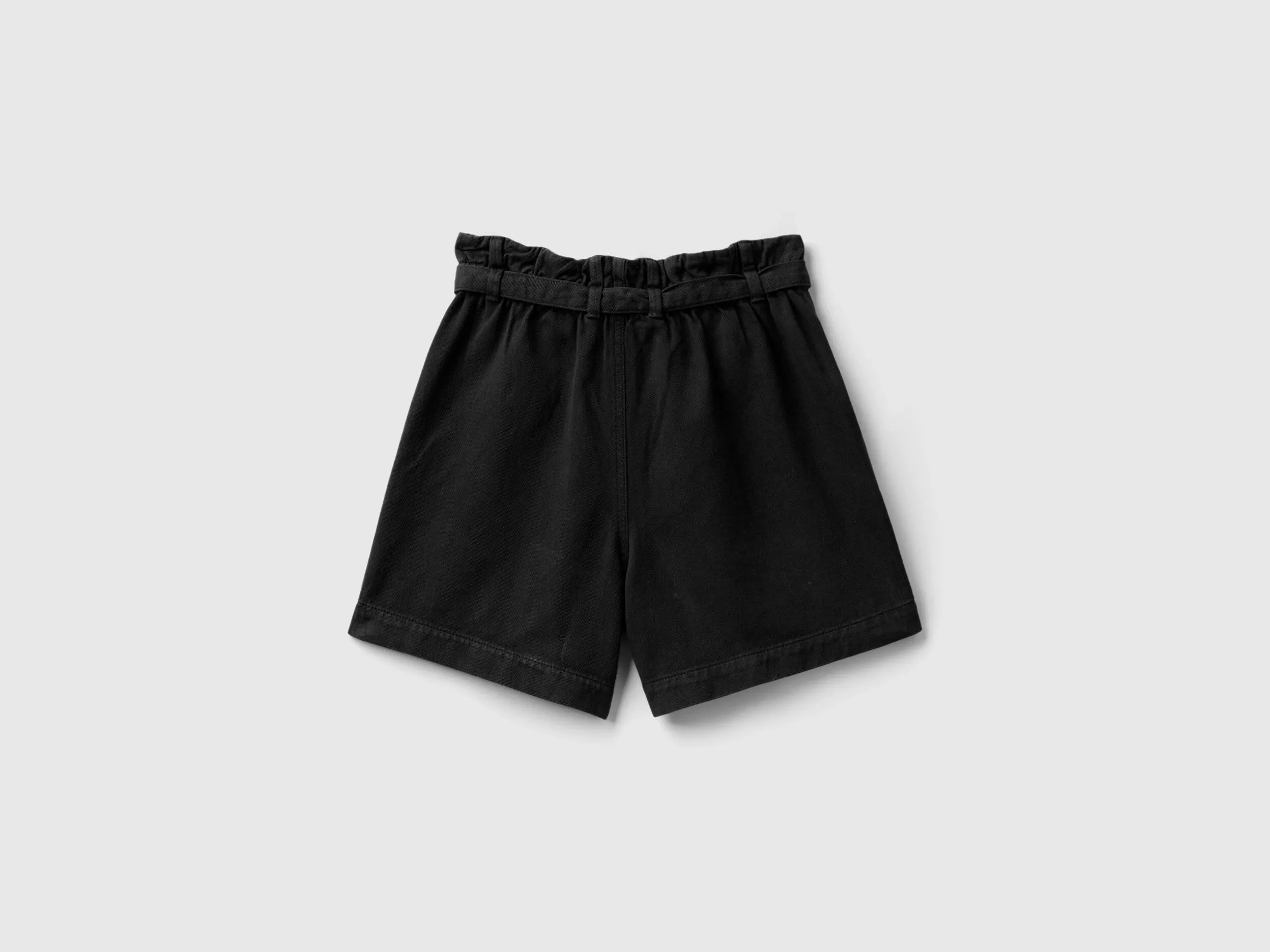 Bermudas con pernera amplia