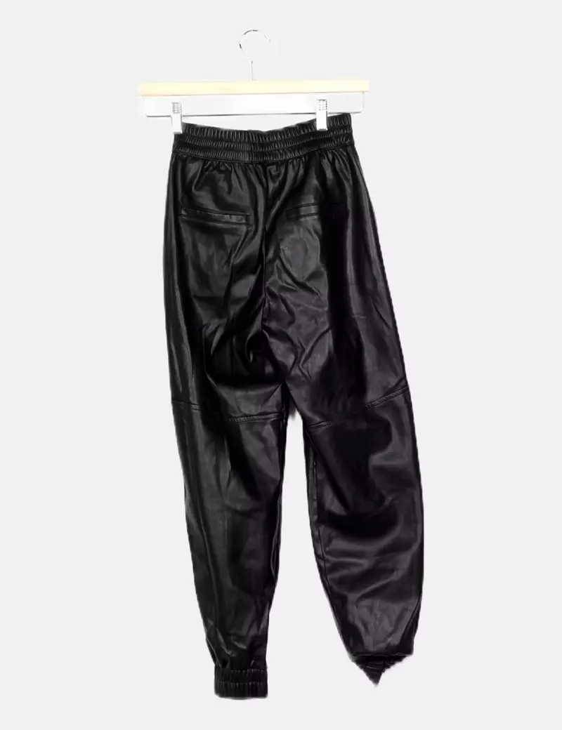 Bershka Pantalón negro polipiel