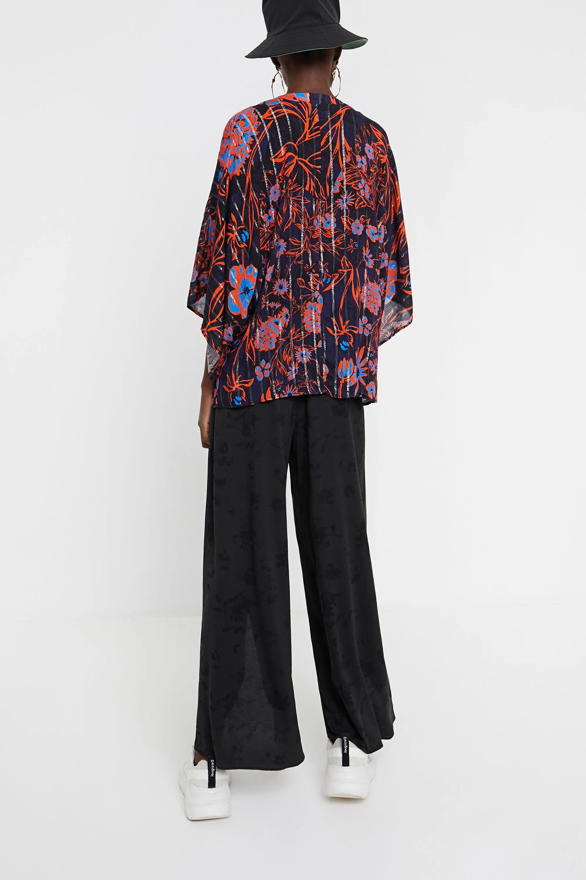 Blusa floral manga murciélago