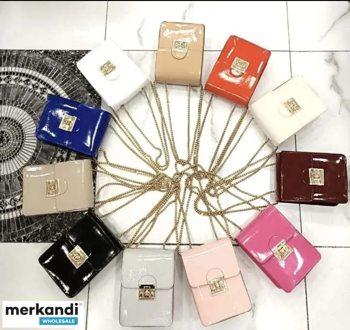Bolsos de mujer con detalles elegantes y una selección de colores y modelos.