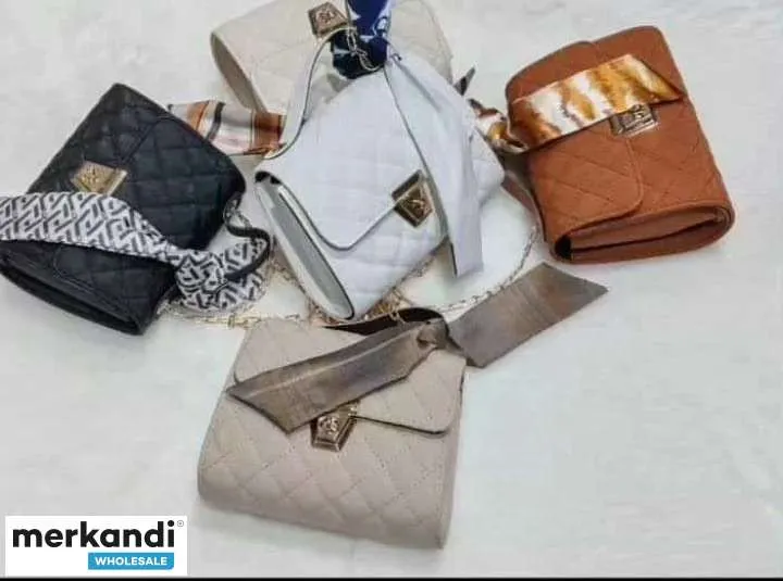 Bolsos de mujer con detalles elegantes y una selección de colores y modelos.
