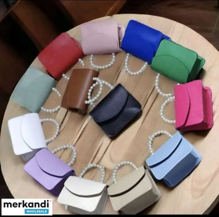 Bolsos de mujer con detalles elegantes y una selección de colores y modelos.