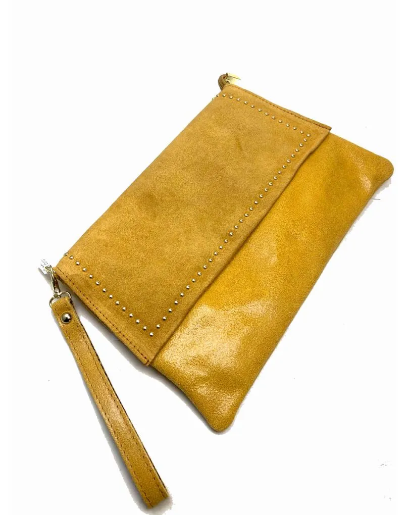 BOLSOS DE PIEL MOSTAZA CON DETALLES DORADOS EN LA SOLAPA