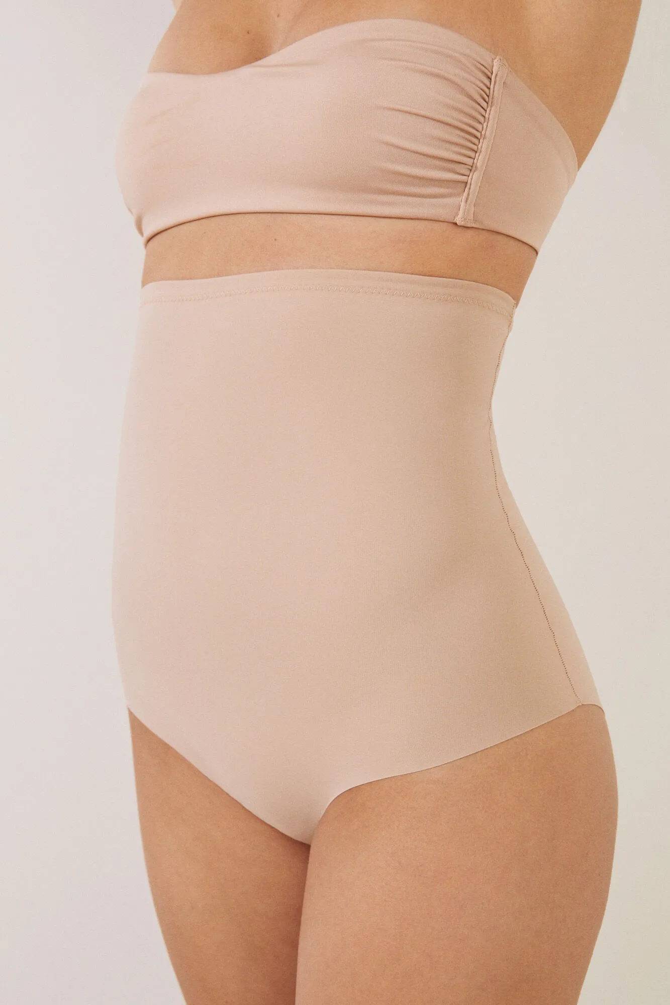 Braga alta moldeadora nude