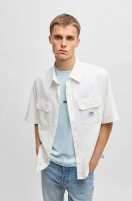 Camisa loose fit en sarga de algodón con parche de logo