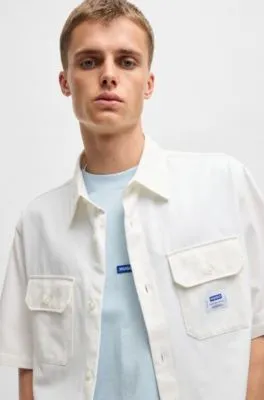 Camisa loose fit en sarga de algodón con parche de logo