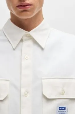 Camisa loose fit en sarga de algodón con parche de logo