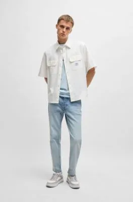 Camisa loose fit en sarga de algodón con parche de logo