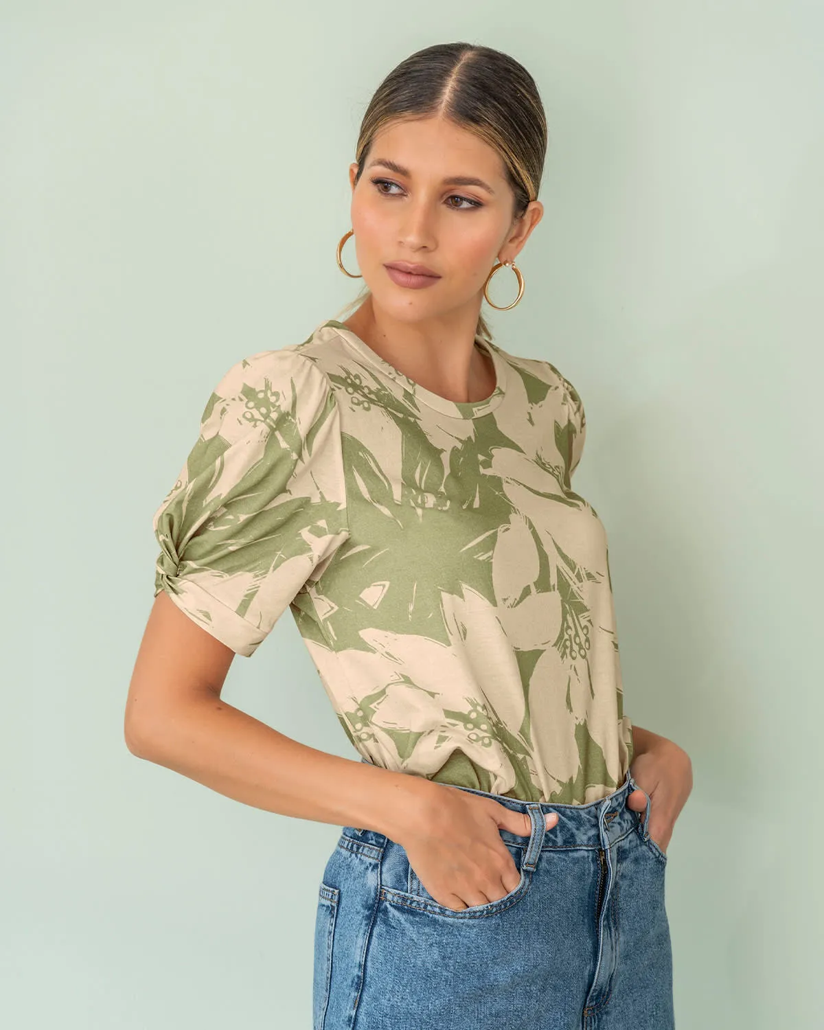 Camiseta manga corta con cuello redondo y nudo en mangas
