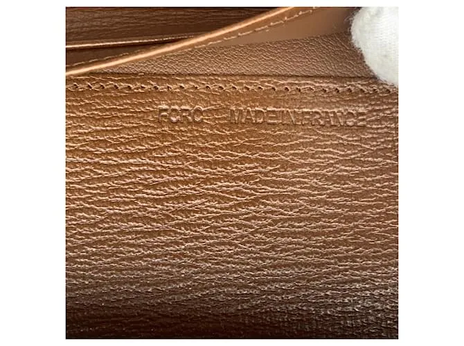 Cartier Monedero largo plegable con logo en relieve de cuero marrón Castaño 
