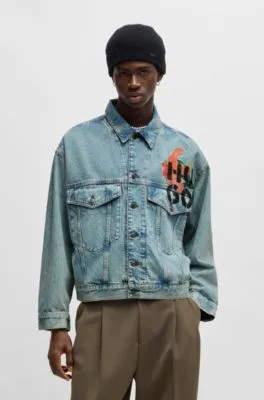 Cazadora regular fit en denim rígido con logos estampados