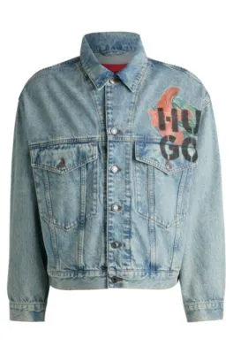 Cazadora regular fit en denim rígido con logos estampados