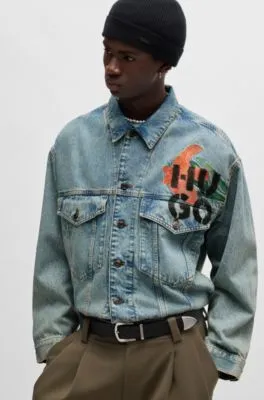Cazadora regular fit en denim rígido con logos estampados