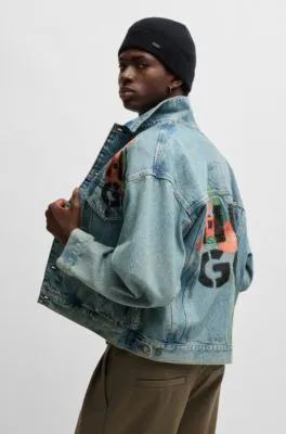 Cazadora regular fit en denim rígido con logos estampados