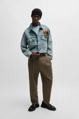 Cazadora regular fit en denim rígido con logos estampados