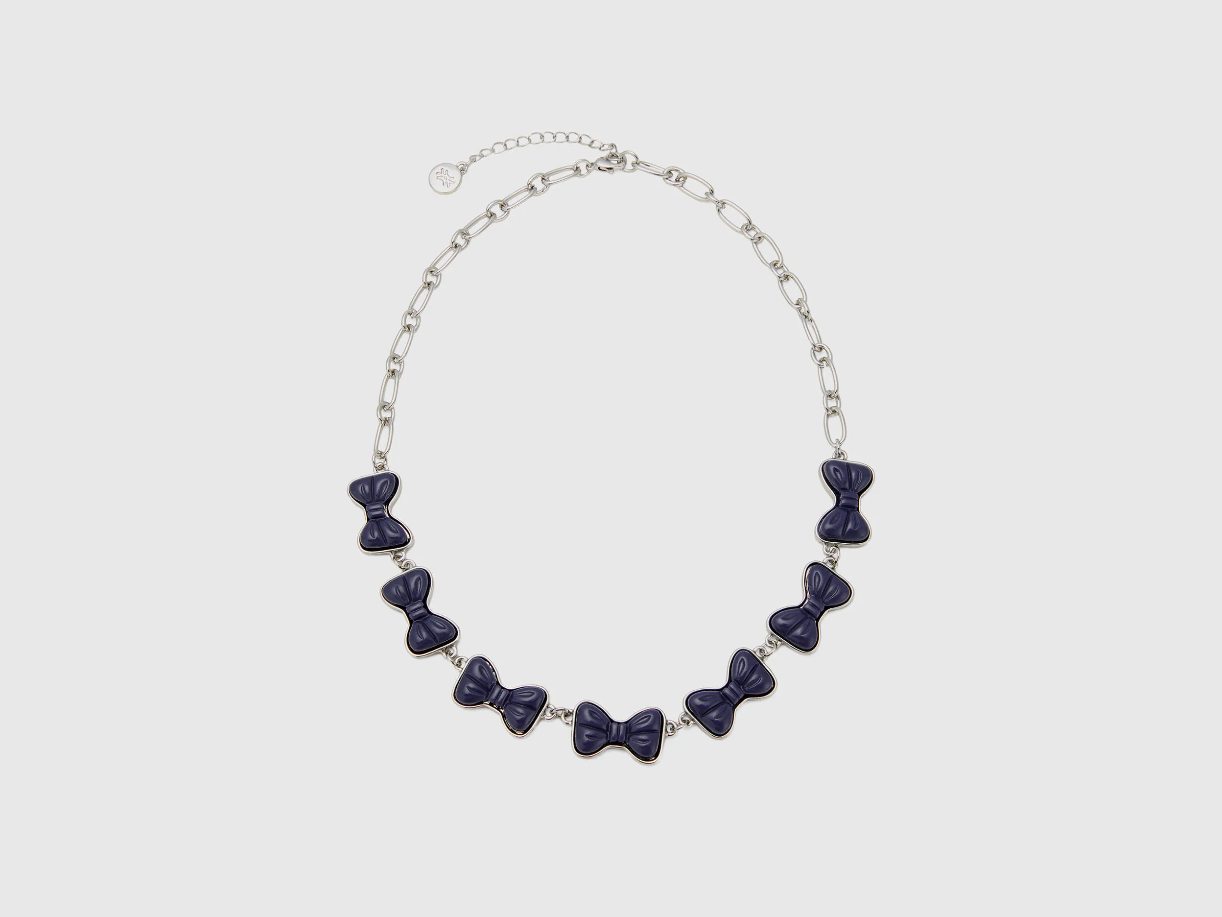 Collar con lazos azul oscuro