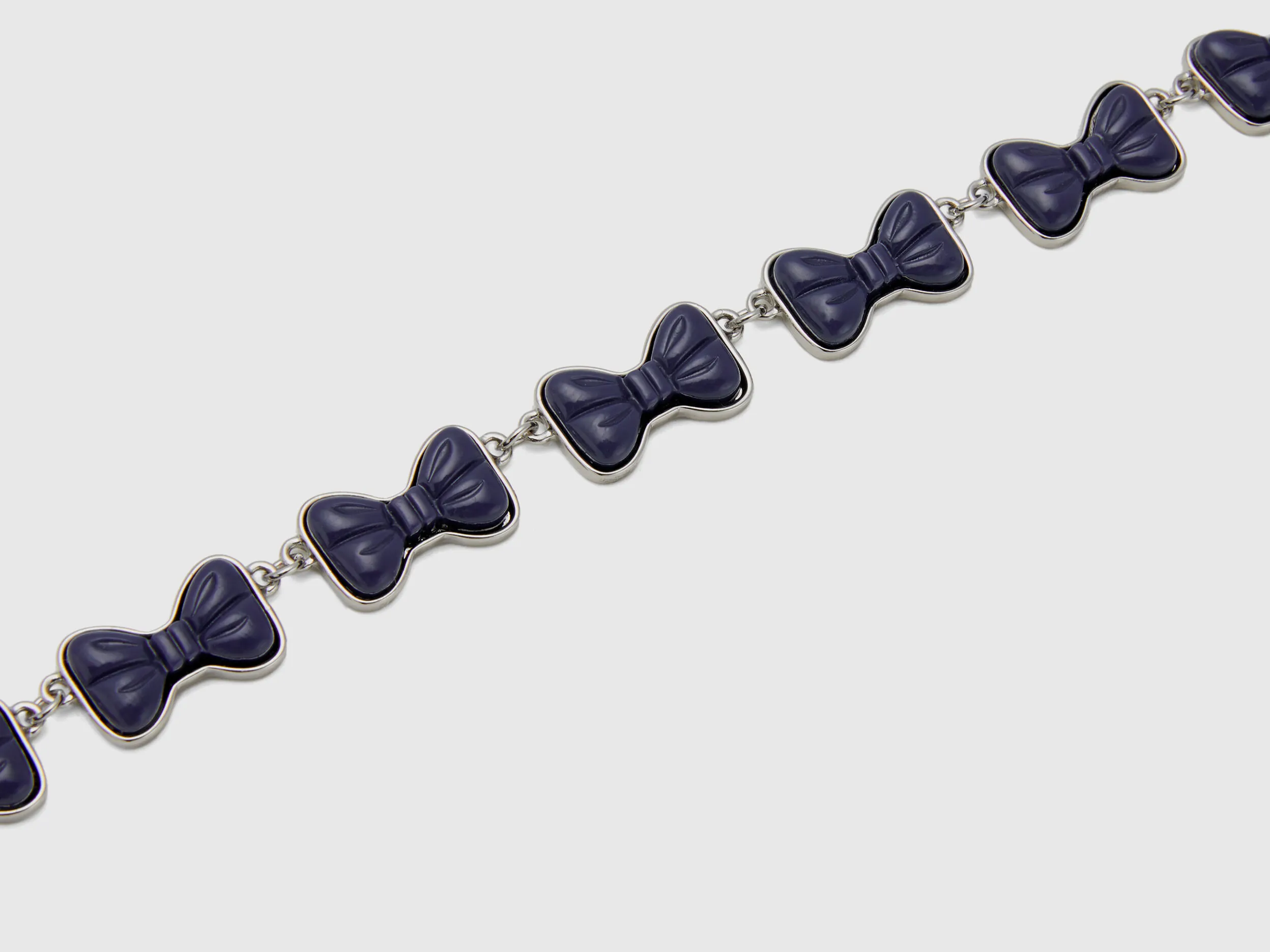 Collar con lazos azul oscuro