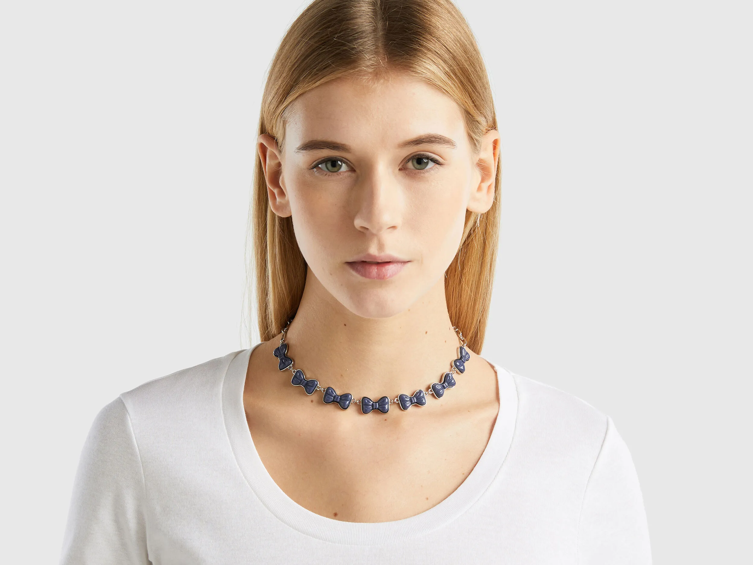 Collar con lazos azul oscuro