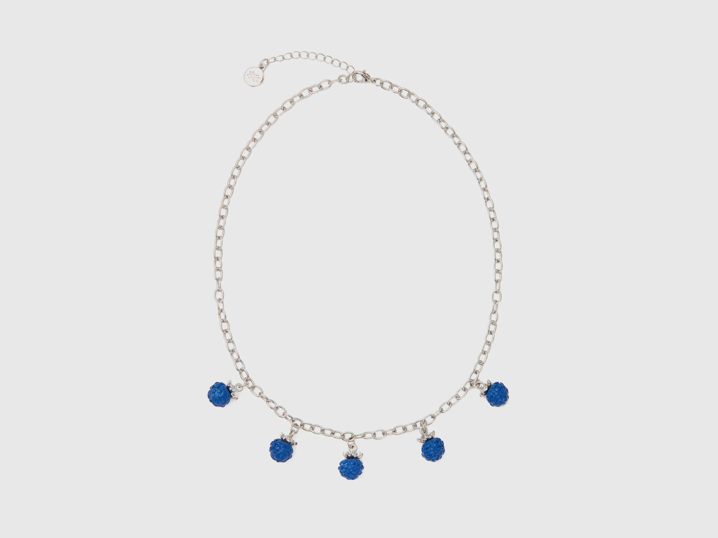 Collar plateado con moras azules