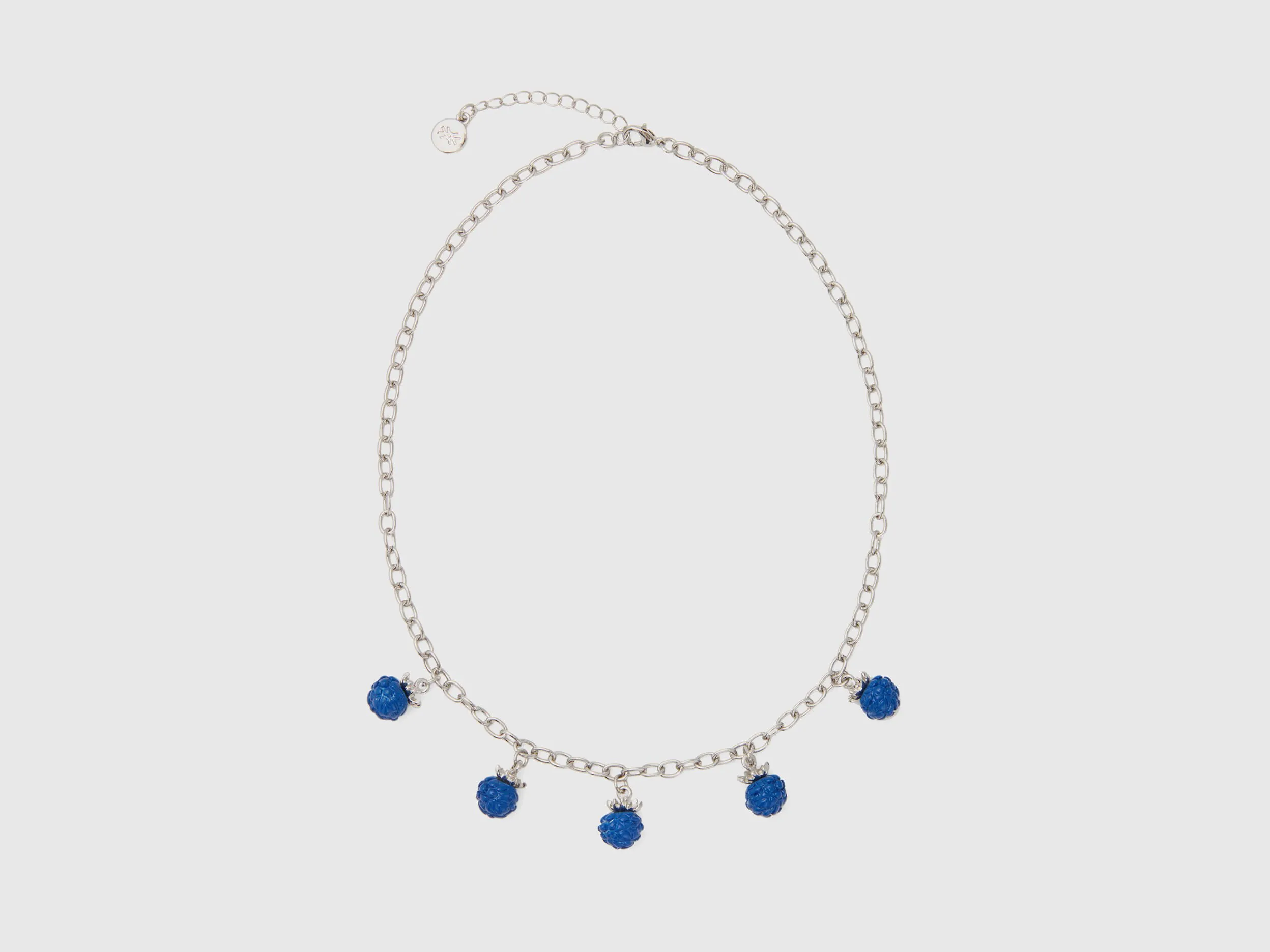 Collar plateado con moras azules