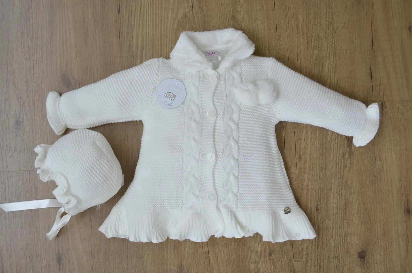 CONJUNTO PARA NIñA ABRIGO Y CAPOTA DE PUNTO BEIGE. OINV