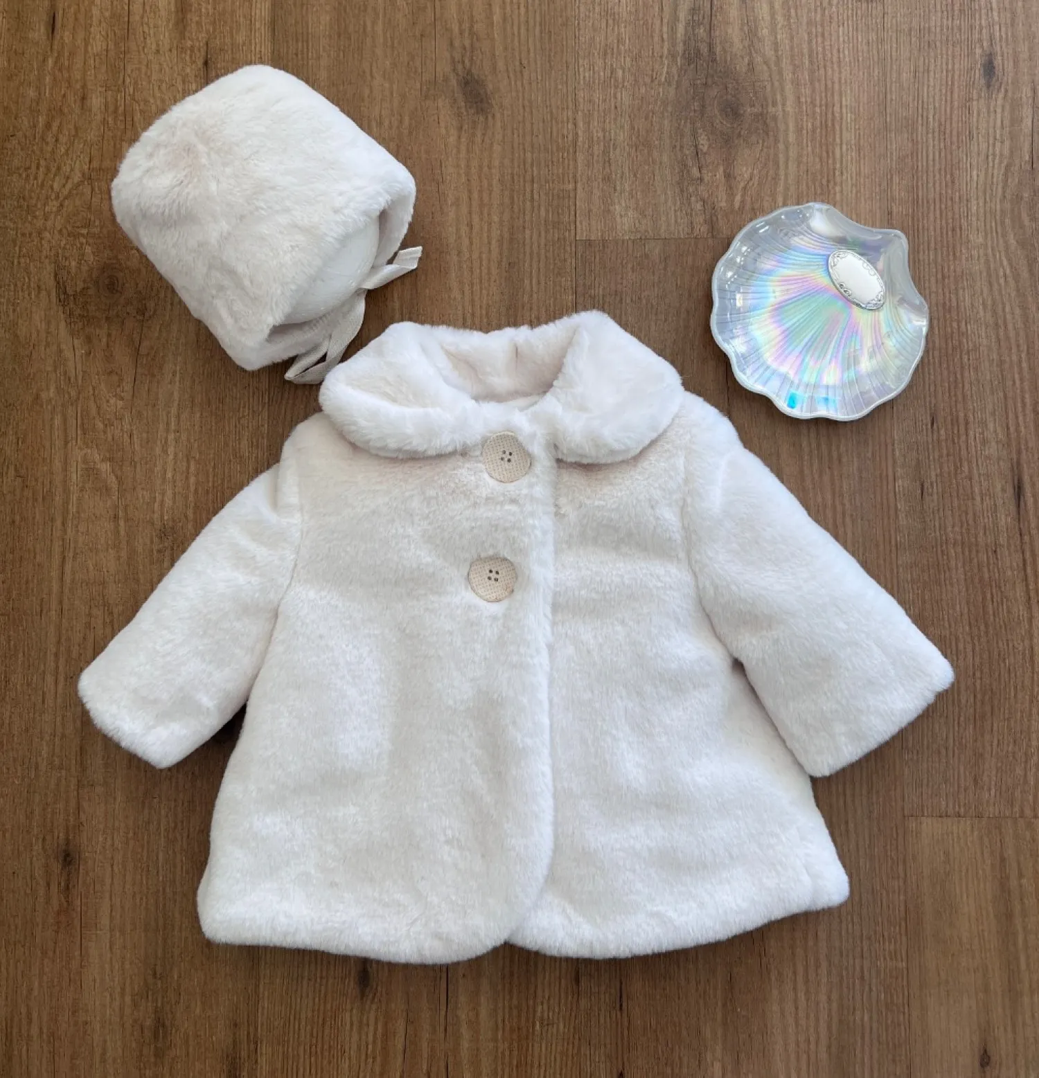 Conjunto unisex abrigo y capota en pelo liso beige. Especial Ceremonia