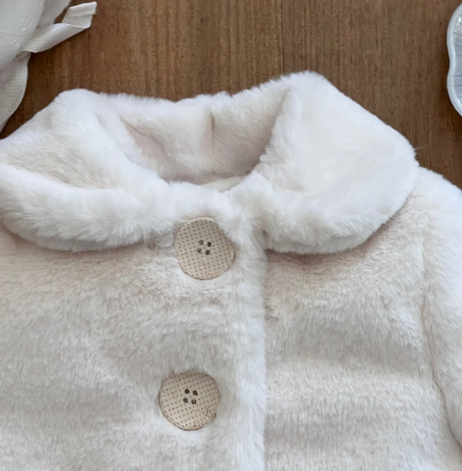 Conjunto unisex abrigo y capota en pelo liso beige. Especial Ceremonia