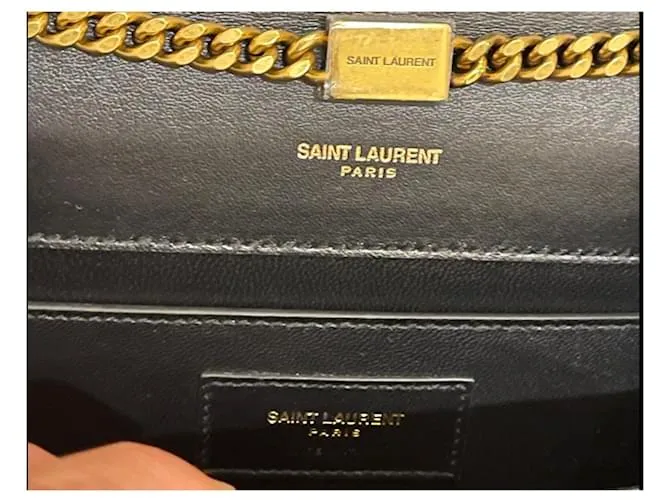 Downtown Kate con tachuelas de estrellas de ante negro de Yves Saint Laurent 