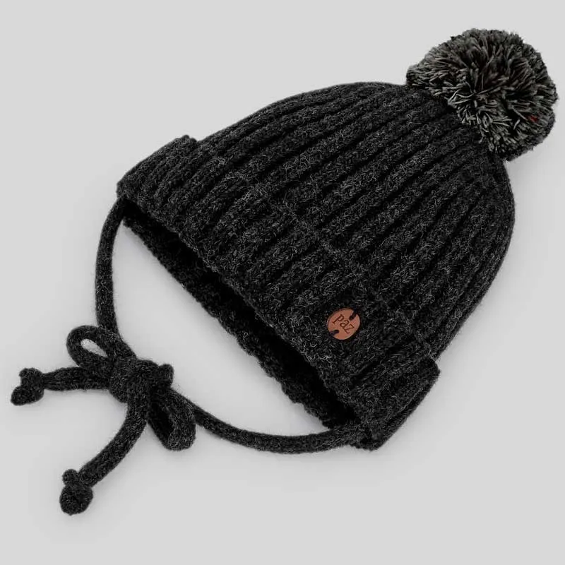 Gorro bebé gris antracita con pompón al tono de Paz Rodriguez