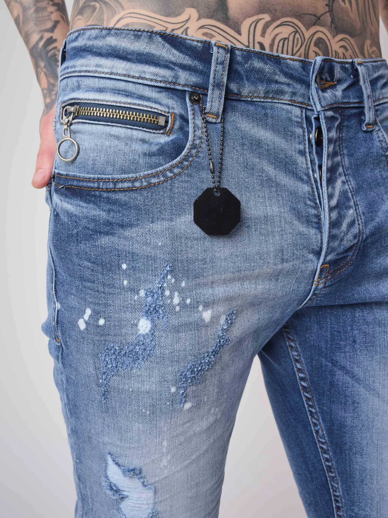 Jeans pitillo con efecto desgastado y arañado