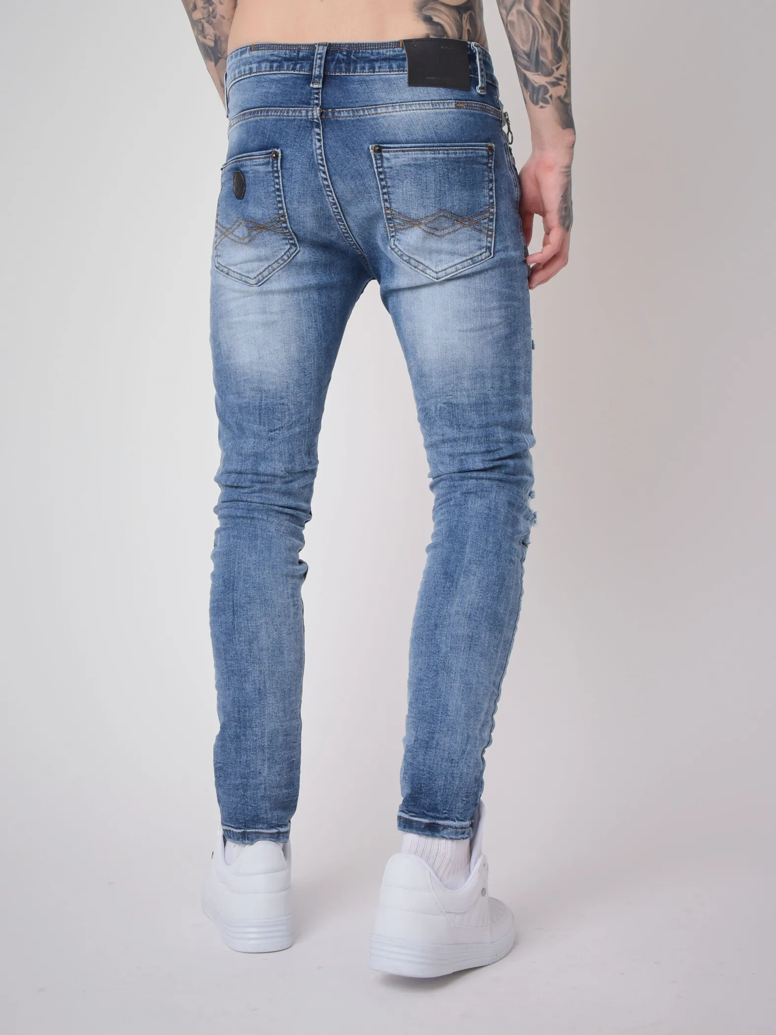 Jeans pitillo con efecto desgastado y arañado