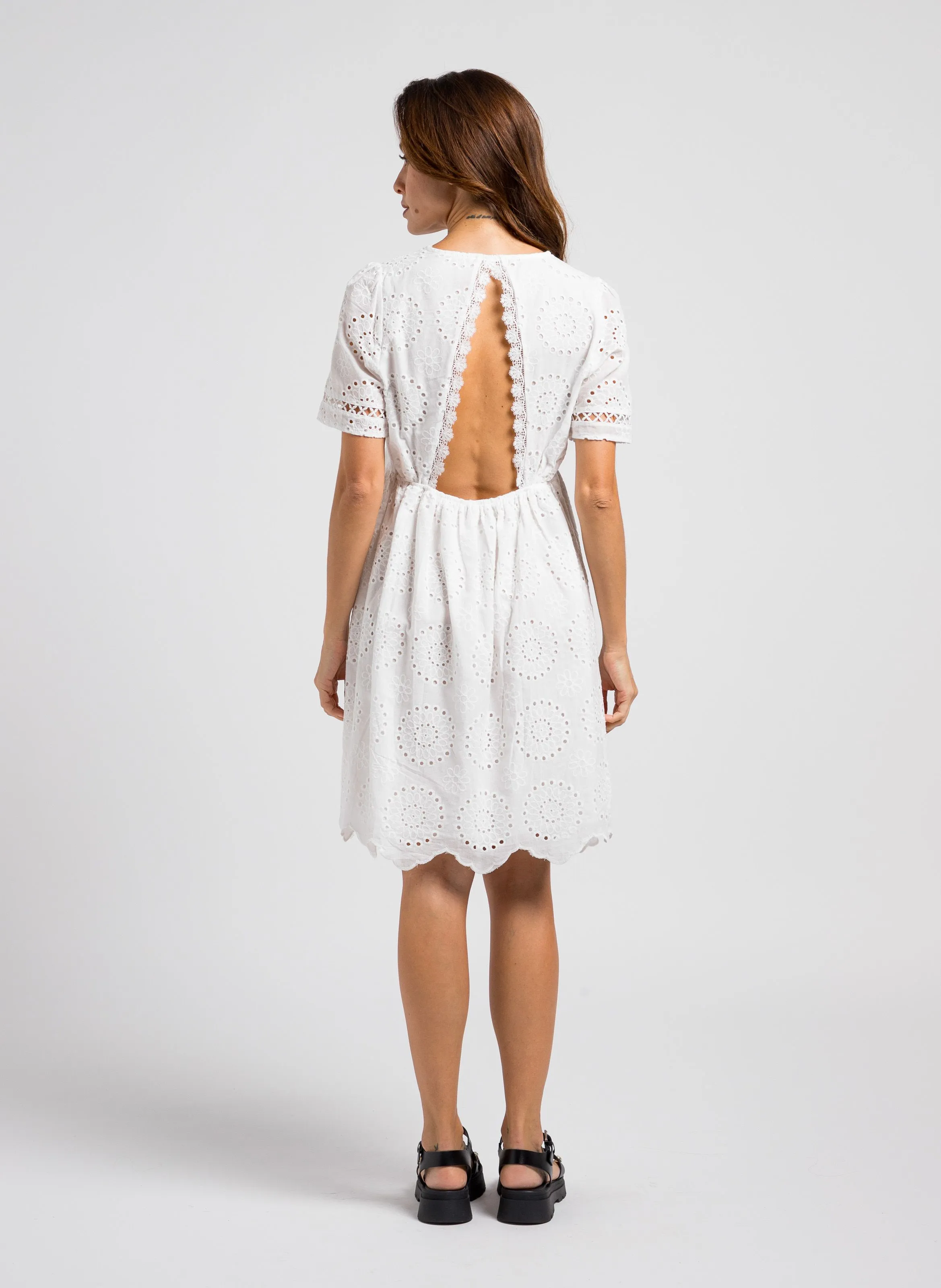 KARL MARC JOHN RENETTE  VESTIDO CORTO AMPLIO CON CUELLO EN V DE ALGODóN BORDADO EN BLANCO