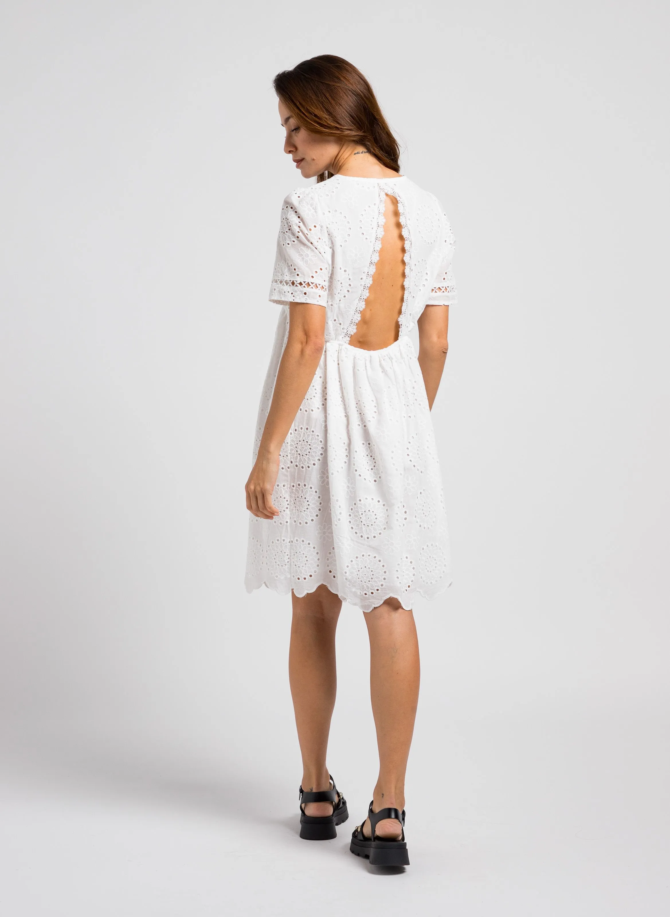 KARL MARC JOHN RENETTE  VESTIDO CORTO AMPLIO CON CUELLO EN V DE ALGODóN BORDADO EN BLANCO