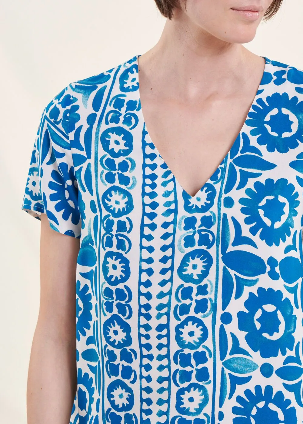 LA FEE MARABOUTEE Vestido corto estampado con cuello de pico en azul