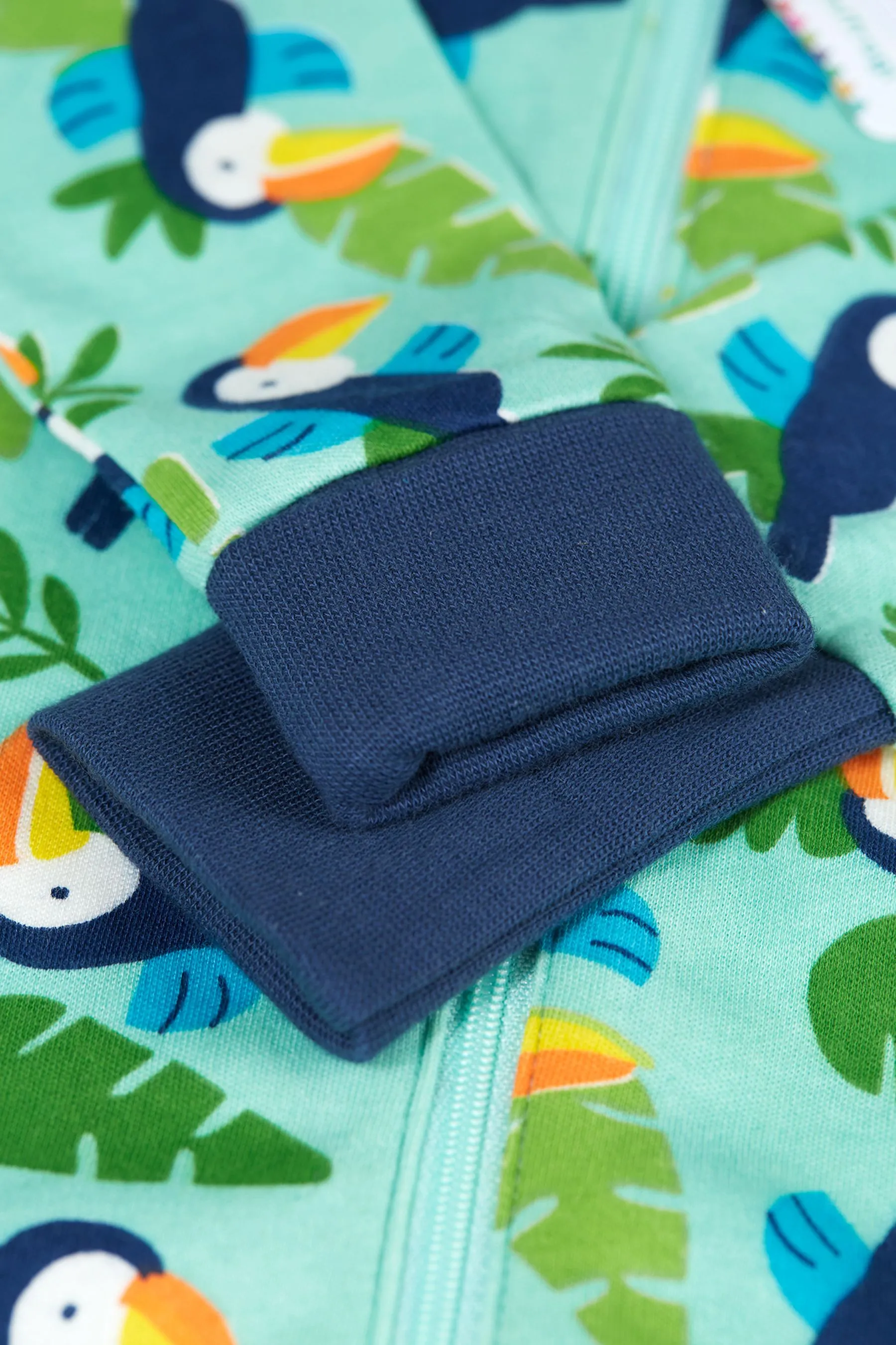 Mono verde con estampado integral de pájaros tropicales de Frugi