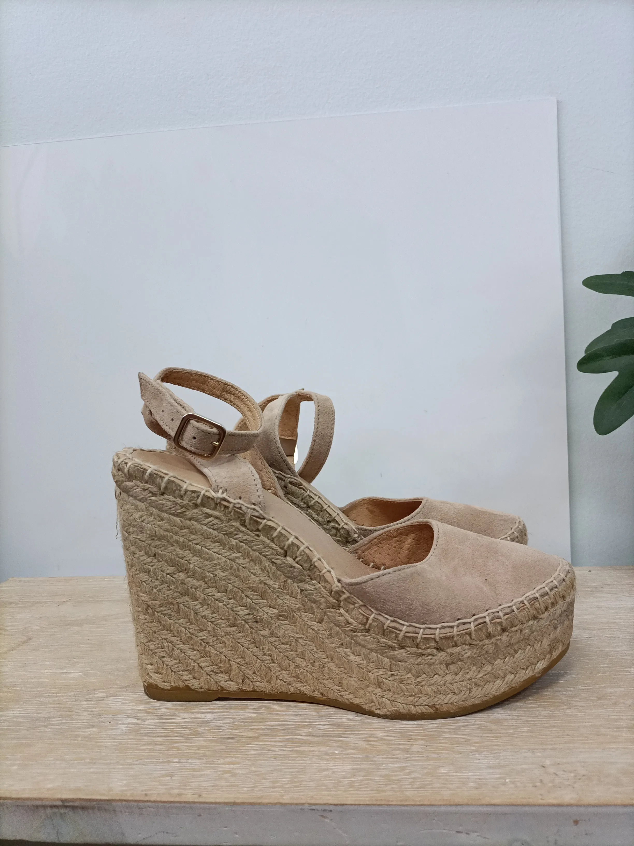 OTRAS. Cuñas beige plataforma T.38