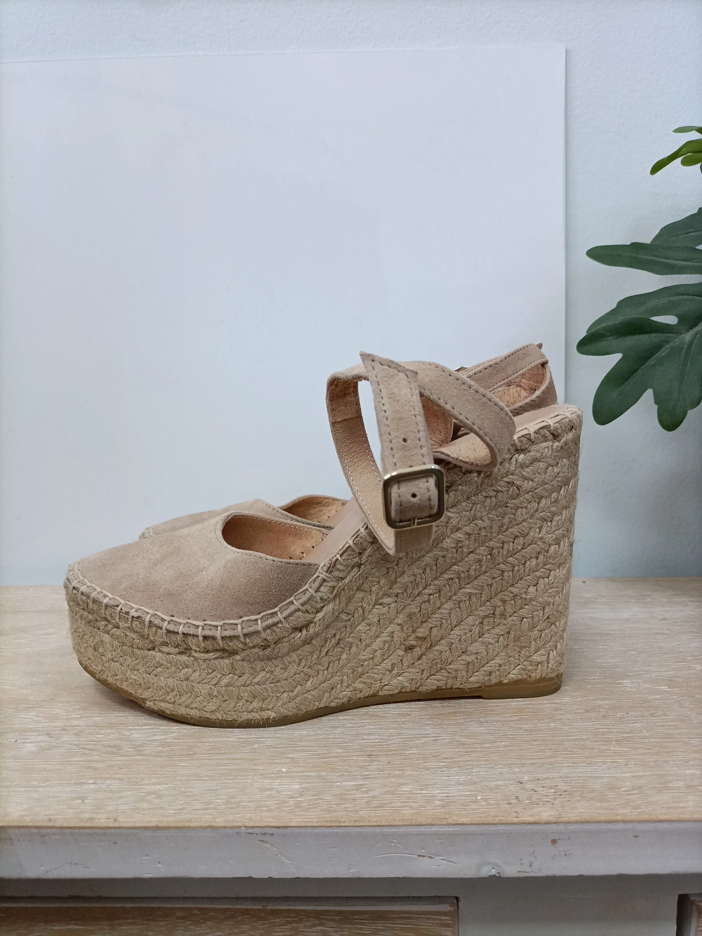 OTRAS. Cuñas beige plataforma T.38
