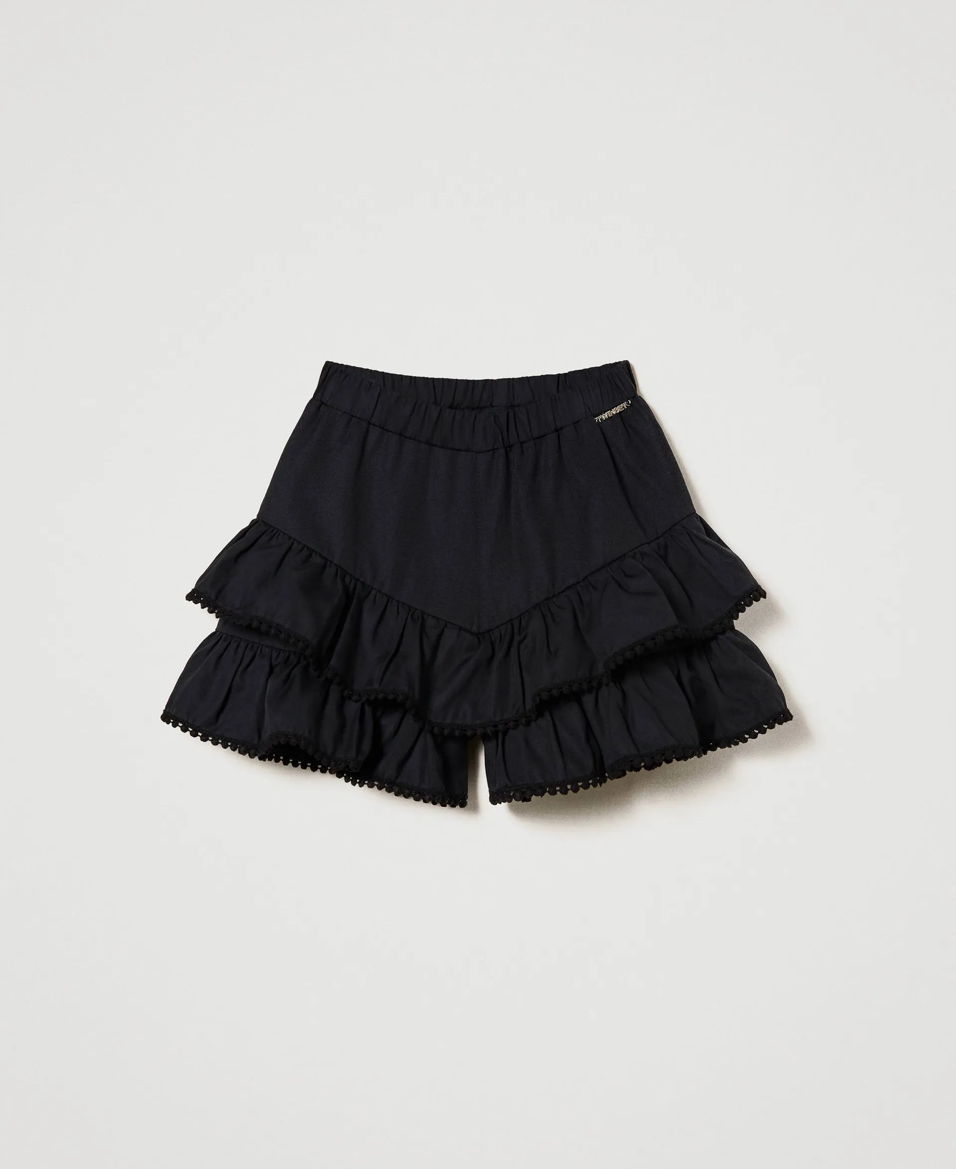 Pantalón corto con volantes y pompones