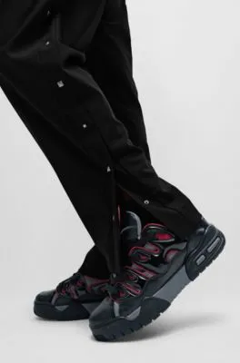Pantalones slim fit con tachuelas en las costuras laterales