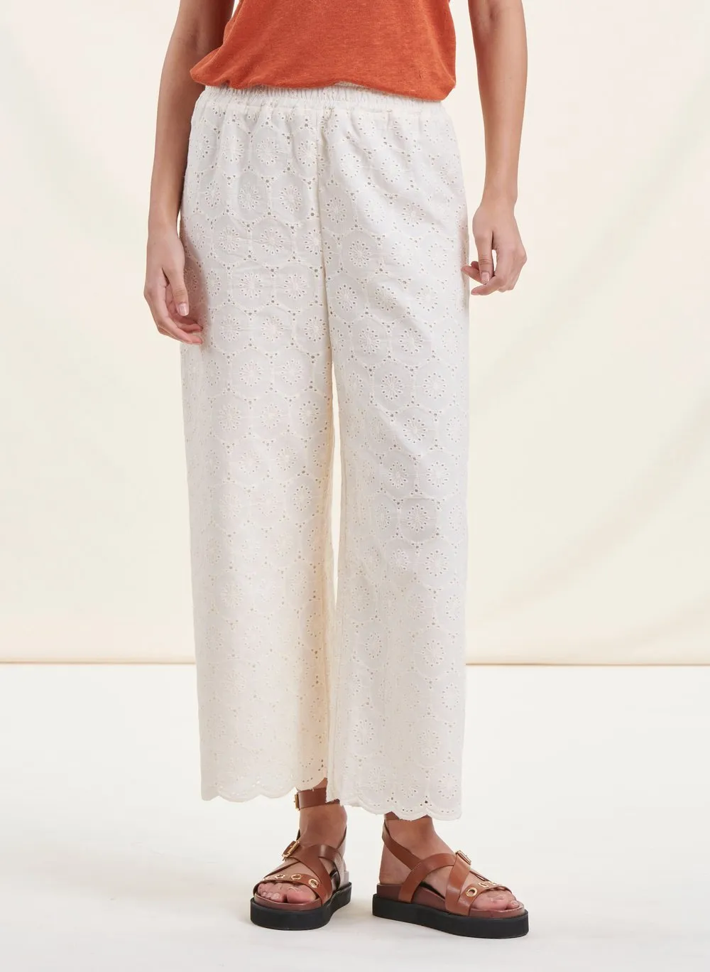Pantalón recto de algodón con bordado inglés en blanco