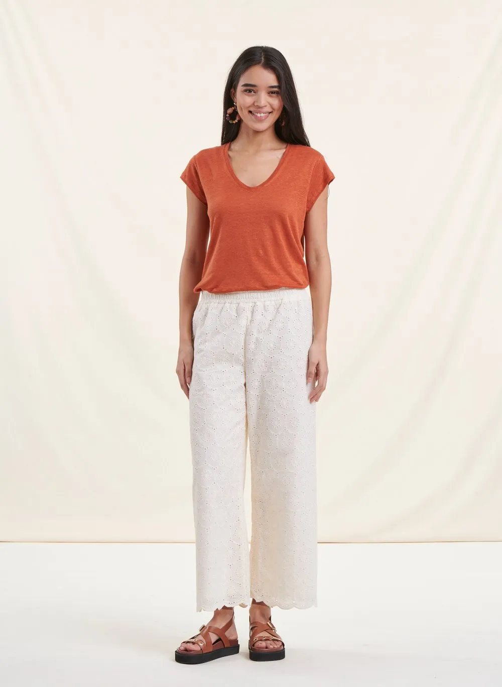 Pantalón recto de algodón con bordado inglés en blanco