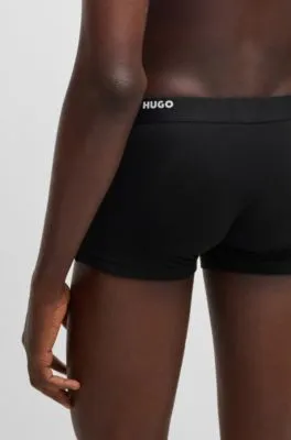 Paquete de cinco calzoncillos de algodón elástico con logos en la cintura